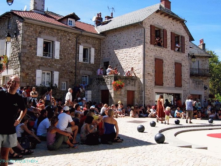 Slobodno vrijeme volontera - putovanje na kazališni festival u gradu Marcolesu.