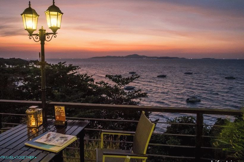 Pogled sa stolova otvorene terase restorana