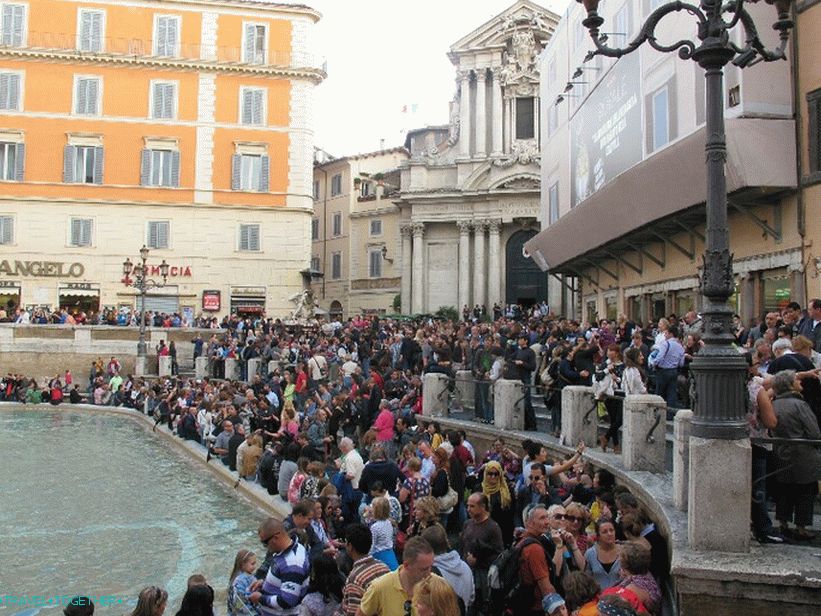 Turisti u fontani Trevi