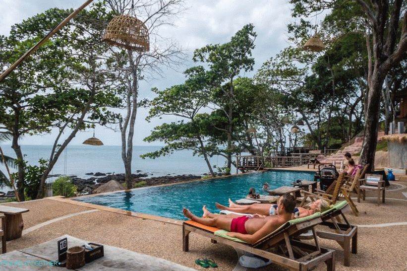 Rock Beach na Koh Lanti - bar na bazenu