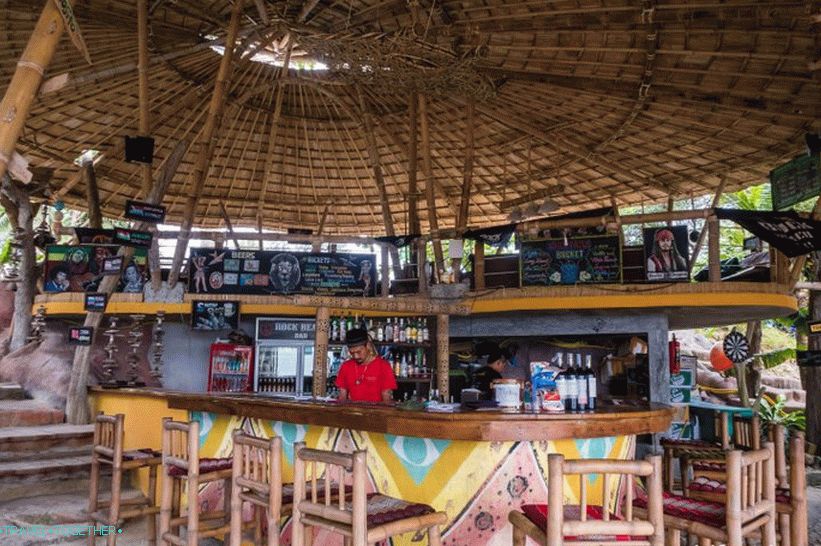 Rock Beach na Koh Lanti - bar na bazenu