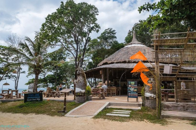 Rock Beach na Koh Lanti - bar na bazenu