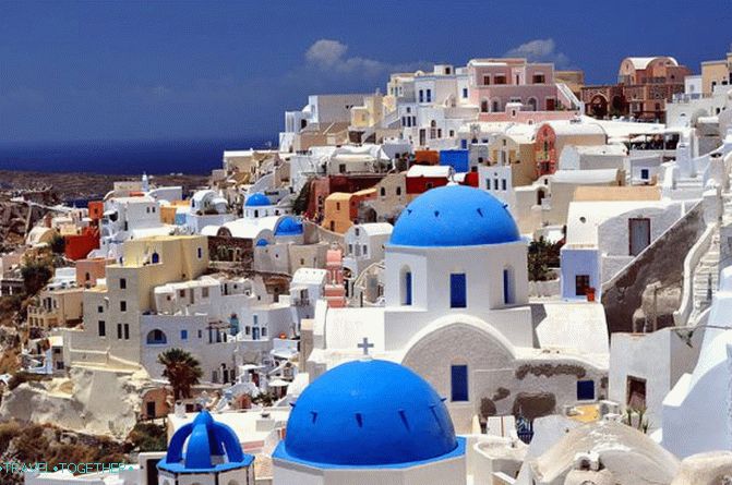Santorini je živahna svijetla duša koja pjeva pjesmu o feniksu