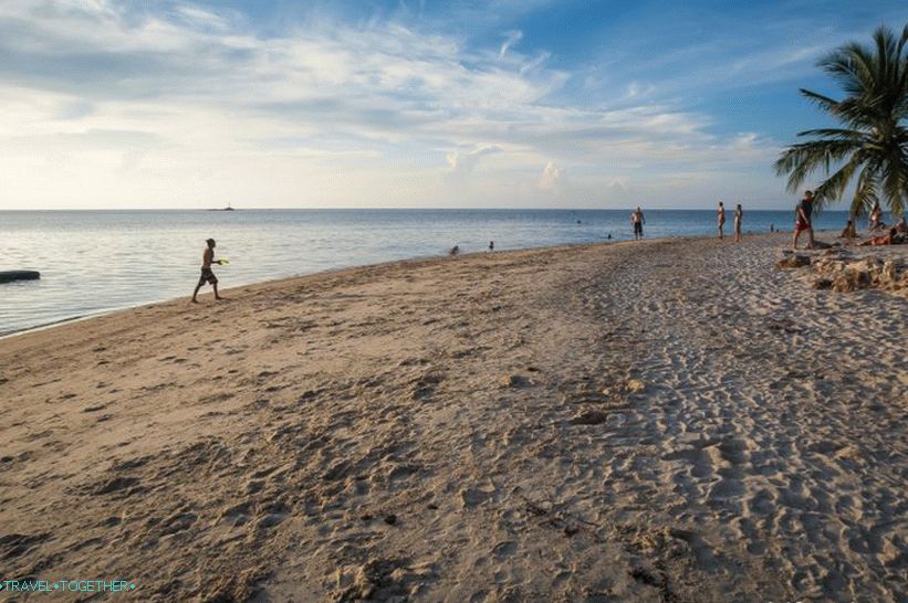 Desno, plaža postaje vrlo široka i vole se družiti s copanganom