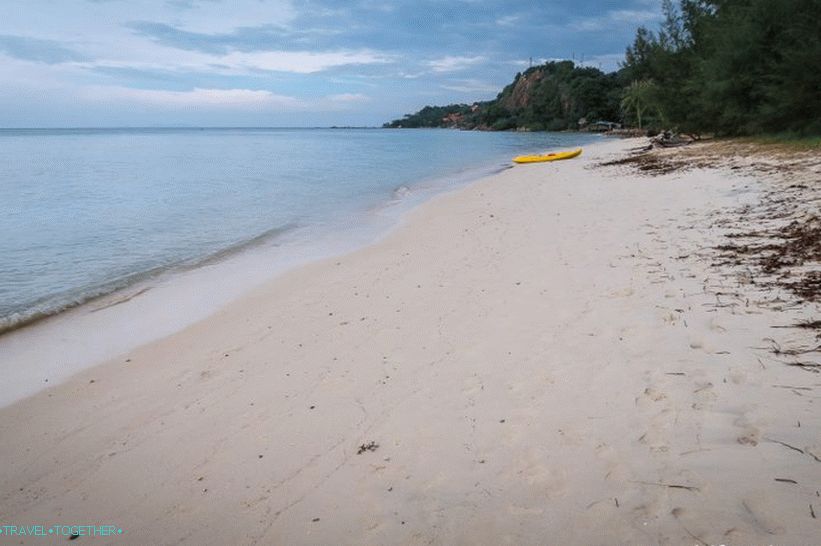 Na krajnjoj desnoj strani plaže s golom plažom nalaze se stijene
