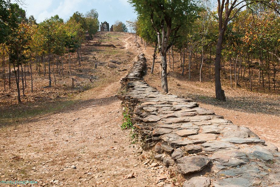 Kamena staza vodi do Wat Saphan Hin