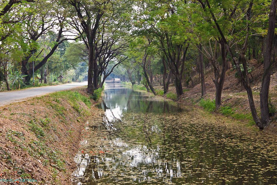 Kanali oko trga povijesnog parka Sukhothai