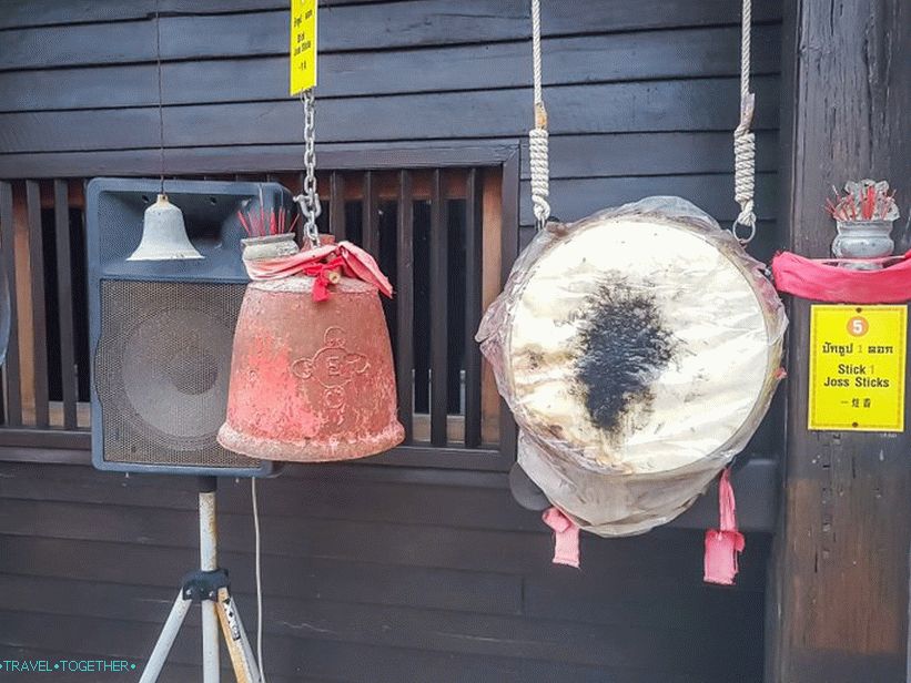 Ritualni gongi, ljudi hodaju, mole se, kucaju i zvone, i tek onda ulaze unutra.