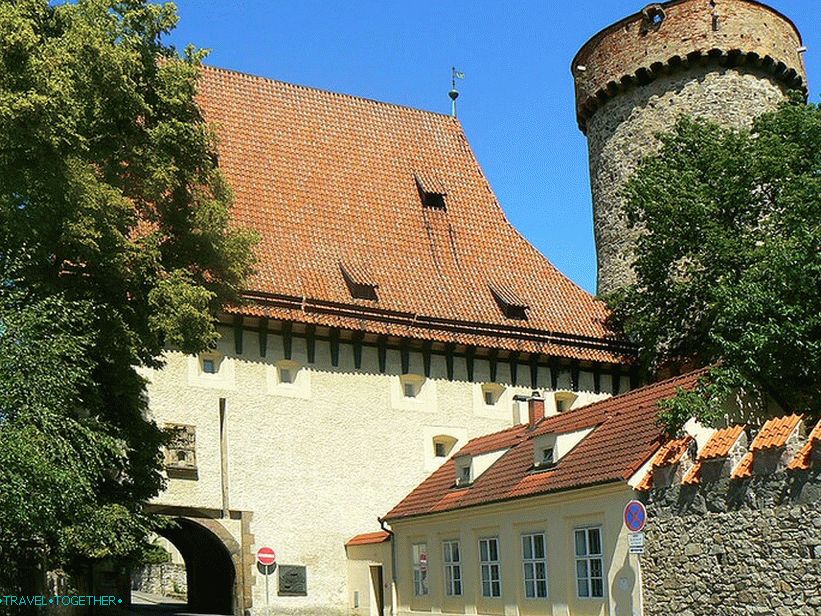 Dvorac Kotnov i Bekhinova vrata