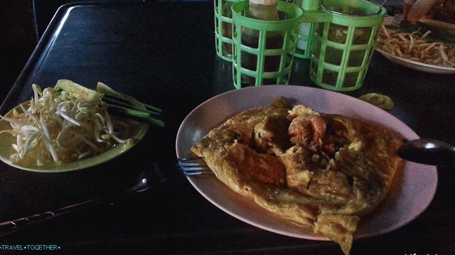 Pad Thai u ulici Tajlandski kafić Chiang Mai za 30 bahta