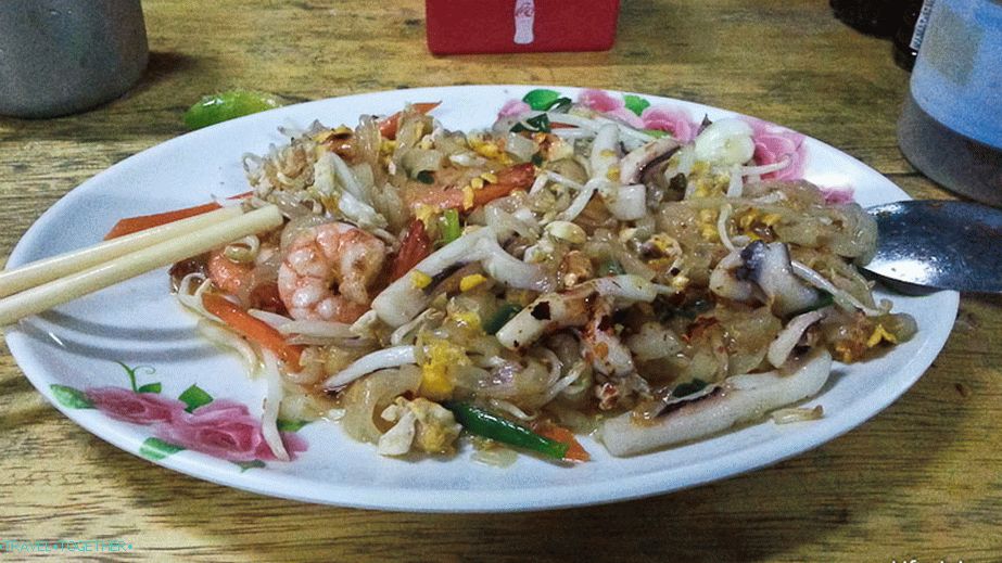 Pad Thai na Koh Changu za 50 bahta, u obližnjem kafiću, ali već 100 bahta na plaži