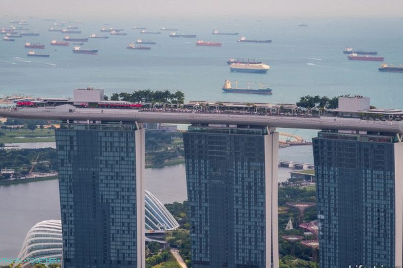 Bazen na krovu marine Marina Bay s pogledom