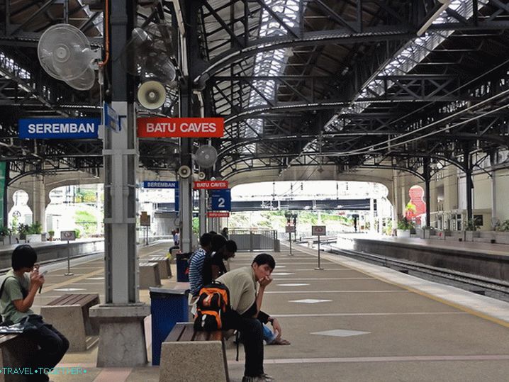 Platforma na stanici KTM Komuter s putokazima