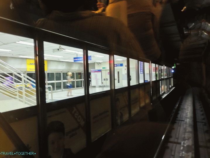 LRT stanica, pogled s vlaka