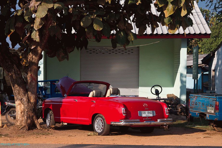 Crveni Mercedes kabriolet