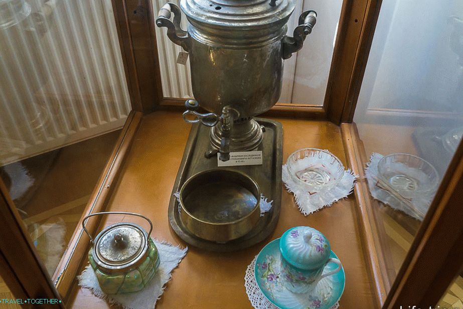 Stanite s nekoliko samovara