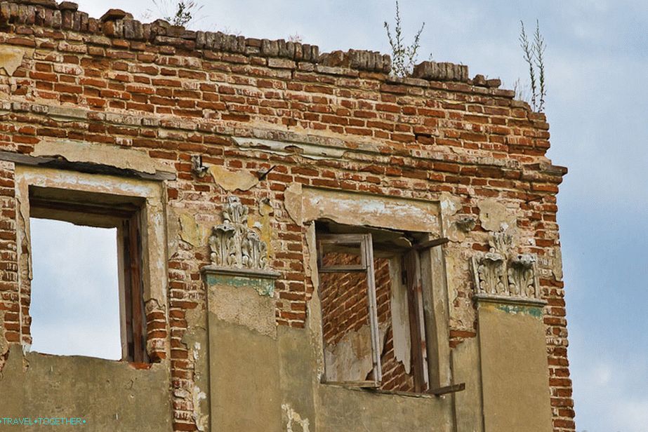 Na nekim prozorima drveni okviri i dalje škripe