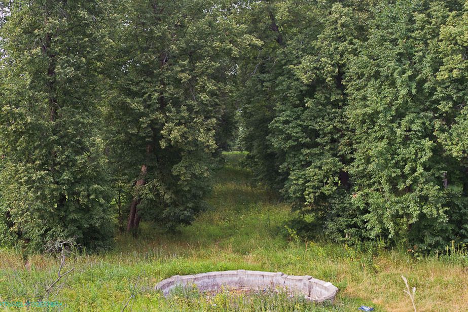 Uličica lipa koja vodi do rijeke