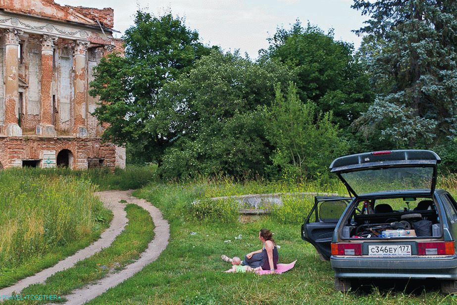 Parking ispred imanja Pushchino na Nari
