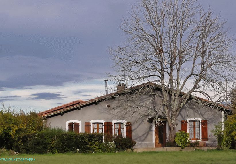 U tim kućama živi lokalno stanovništvo