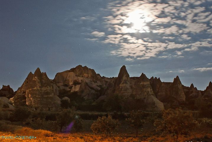 Kapadokija u noći. Goreme.