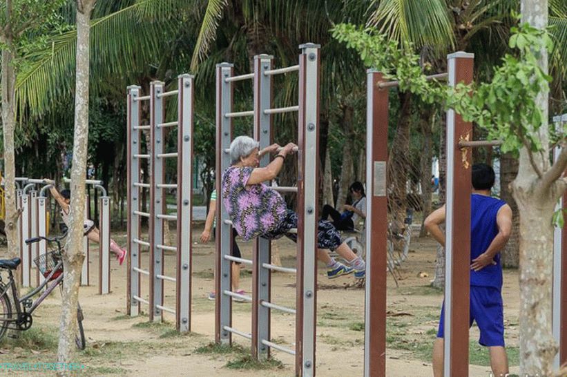 I stari i mladi, svake se večeri bavi sportom na obali