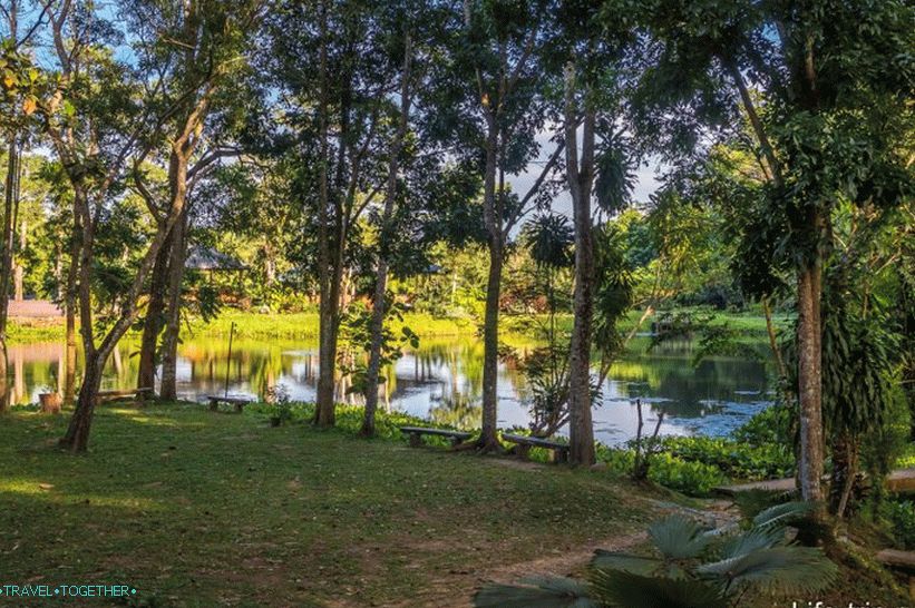 U blizini parkirališta nalazi se lijepo jezero