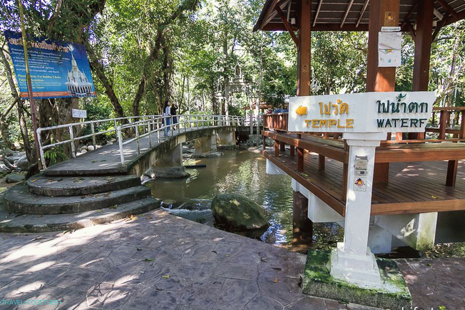 Most vodi do hrama, a vodopad desno na ljestvama