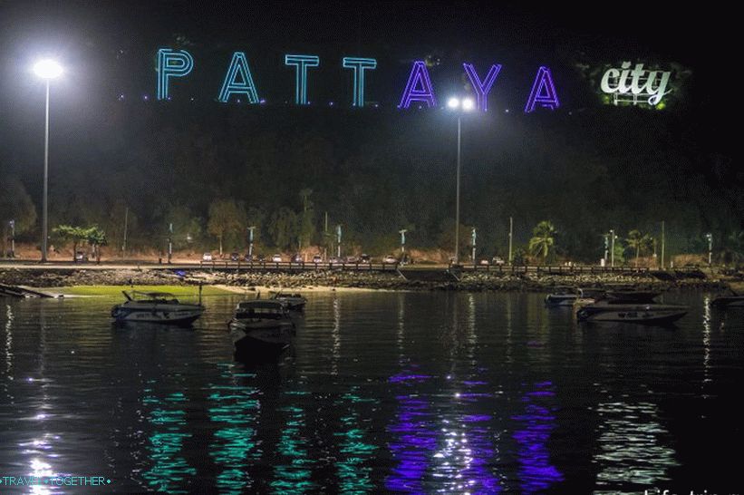 Pogled na slova PATTAYA iz pristaništa Bali Hai