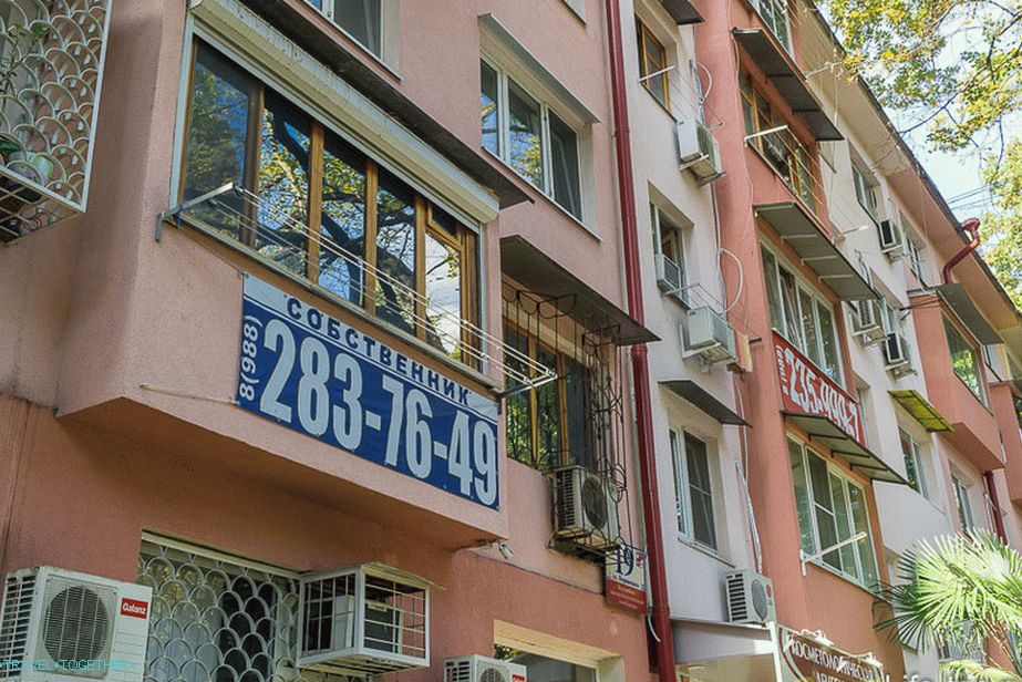Hruščov. Na mnogim kućama oglasi za prodaju stanova