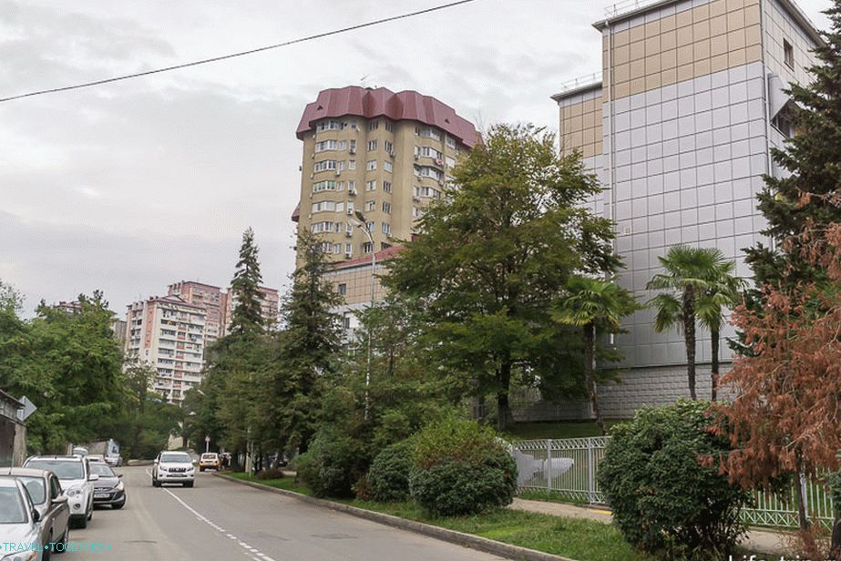 Makarenko. Nekoliko novih kuća, starih obloženih pločicama