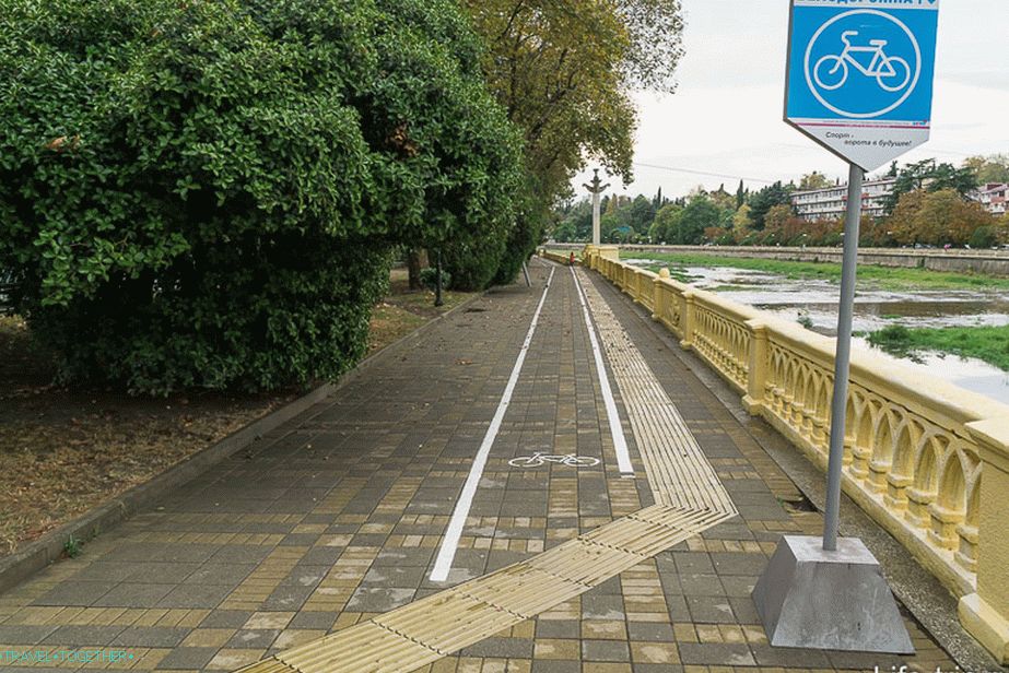 Biciklistička staza je jednostavno nacrtana na pločniku