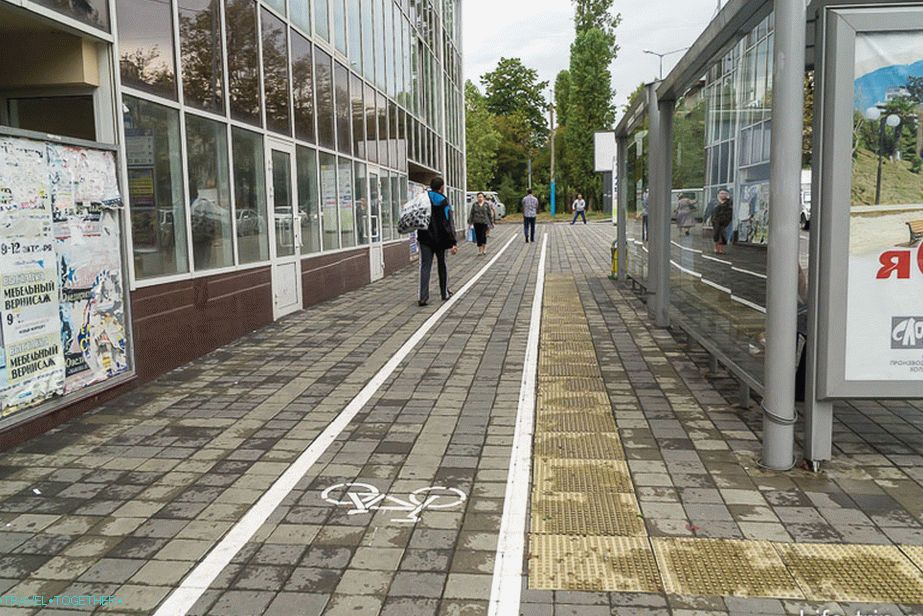 Na periferiji postoji isti pristup kao i biciklistička staza, koji ne postoji