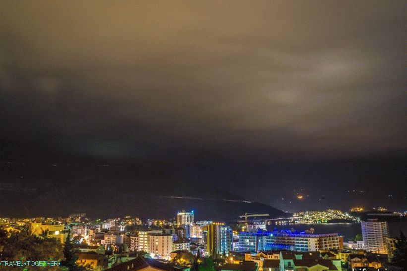 Budva noću, oblačno