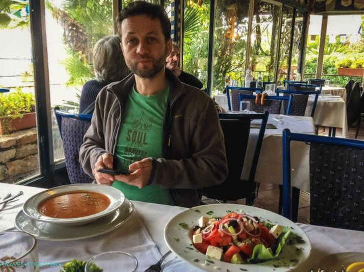 Sjedim u kafiću na rivi, uzimam riblju juhu i grčku salatu