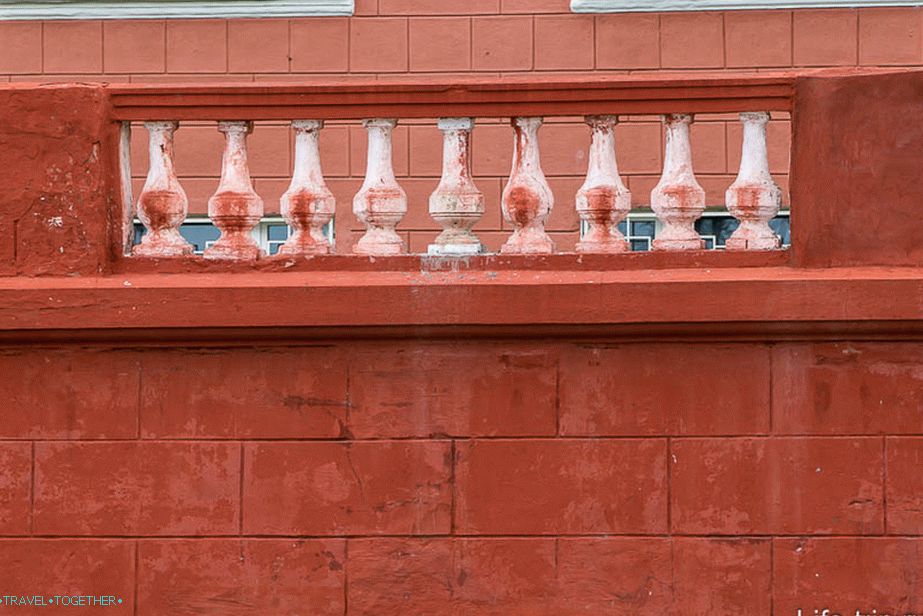 Čudna obnova - balusteri slijepo zaslijepljeni, a sva je boja tekla