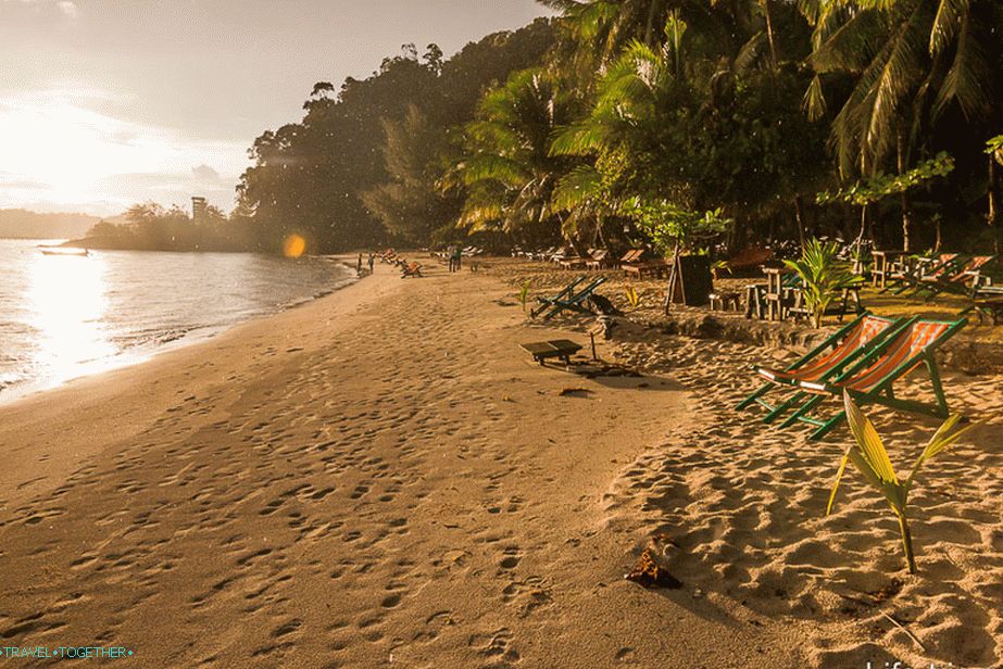 Plaža Klong Kloi u sumrak i na kiši