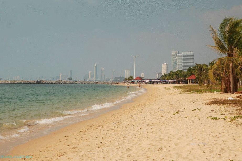 Plaža na pozadini visoke Pattaya