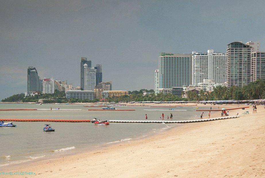 Skupina visokih zgrada s lijeve strane je plaža Wongamat u Naklui