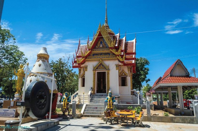 Wat Suwankiriket u Phuketu - hram Karon i noćna tržnica