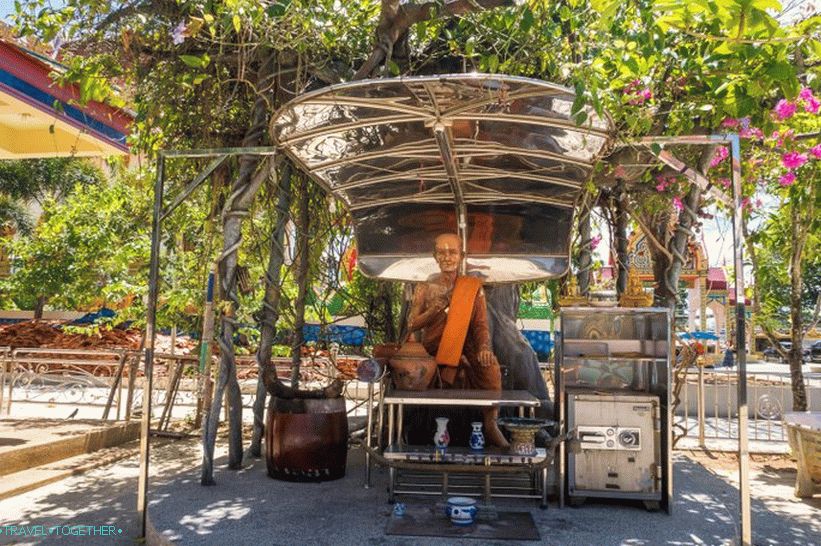 Wat Suwankiriket u Phuketu - hram Karon i noćna tržnica