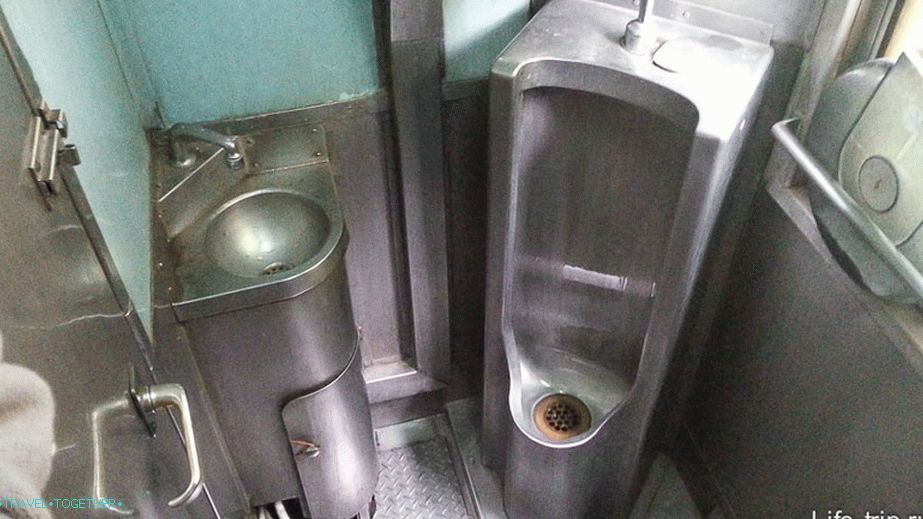 WC je prljav, ali postoji pisoar