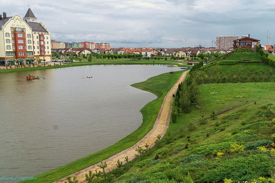 Jezero i pogled na kolibe Europe u njemačkom selu