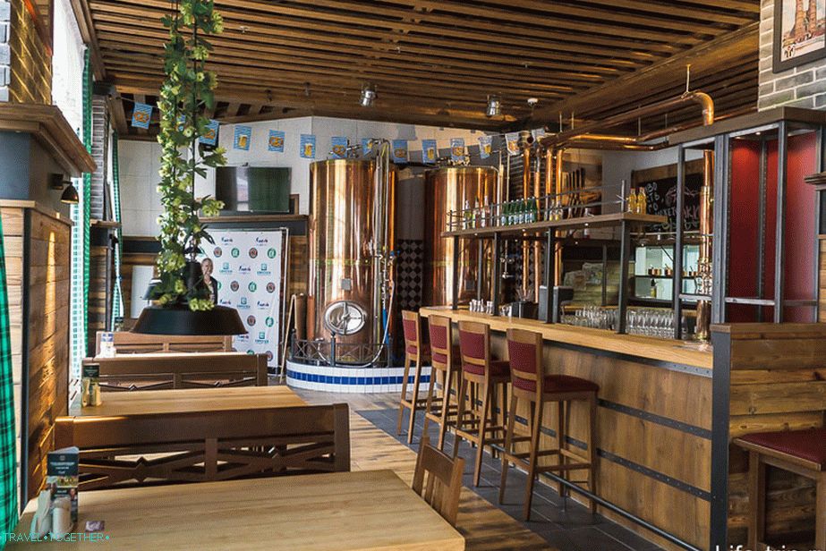 Oko središnjeg trga nalazi se restoran s pravim nacrtom njemačkog piva