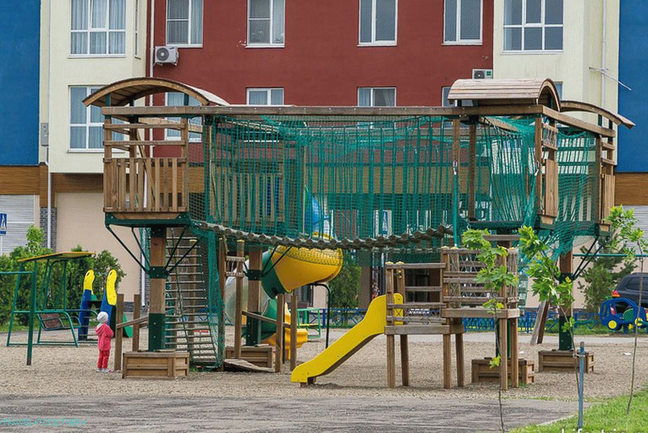 Dječje igralište u blizini središnje kuće